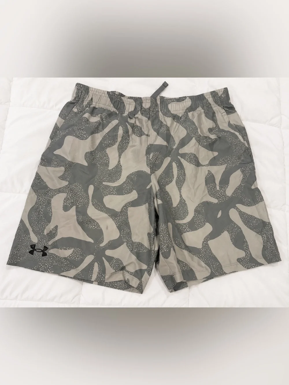 Under Armour Youth XL Camo Athletic Shorts Gray Moisture Wicking EUC